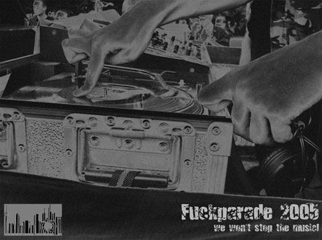 Der Ausstellungsflyer: Bild von den Hnden eines DJs auf einer Schallplatte