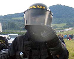 Hooligans in Uniform: Maskierter tschechischer Polizist zeigt den Mittelfinger