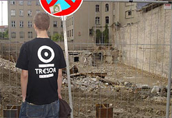 Raver mit T-Shirt vom Tresor blickt auf die Abri-Ruine des Clubs