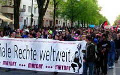 Hunderte Demonstrierende, im Vordergrund ein Transparent "Fr soziale Rechte weltweit – Mayday