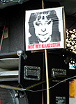 Protestschild vor einem Soundsystem: "Not my Kanzlerin"