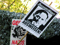 Protestschild mit dem Bild von Innenminister Wolfgang Schuble und der berschrift "Haprediger ausweisen!"