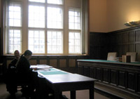 Foto des Gerichtssaals mit Holzpanelen