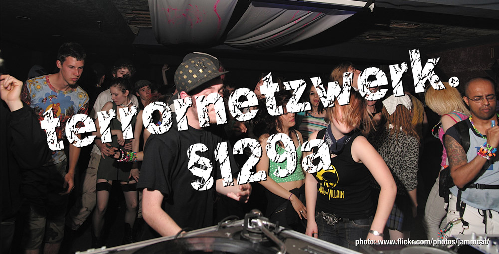 Fuckparade Flyer 2007: Tanzende junge Leute, dar�ber steht geschrieben: Terrornetzwerk. �129a.