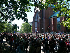 Demonstrierende ziehen an der Emmaus-Kirche am Lausitzer Platz vorber