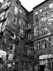 Innenhof der K�pi, kreativ heruntergekommene Ziegelfassade